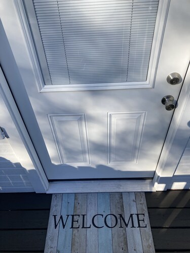 Newly remodeled cottage apartment, country feel but in the center of town.