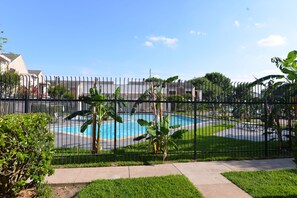 Pool - 2 Bedroom 2-bathroom townhome & yard (Houston)