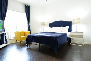 2 bedrooms, in-room safe, desk, iron/ironing board - 2 Bedroom 2-bathroom townhome & yard (Houston)