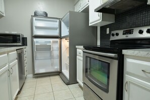 Fridge, microwave, oven, stovetop - 2 Bedroom 2-bathroom townhome & yard (Houston)