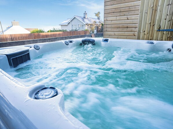 Outdoor spa tub - Superb property with sea views and a hot tub - perfect for a family holiday. (New Quay)