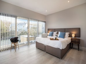 4 bedrooms, free WiFi, bed sheets - Superb property with sea views and a hot tub - perfect for a family holiday. (New Quay)