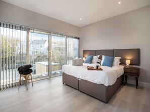 4 bedrooms, free WiFi, bed sheets - Superb property with sea views and a hot tub - perfect for a family holiday. (New Quay)