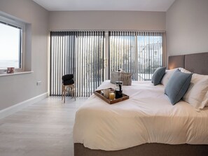 4 bedrooms, free WiFi, bed sheets - Superb property with sea views and a hot tub - perfect for a family holiday. (New Quay)