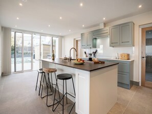 Dishwasher, high chair - Superb property with sea views and a hot tub - perfect for a family holiday. (New Quay)