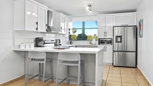 Cafetera y tetera, refrigerador, microondas y horno 