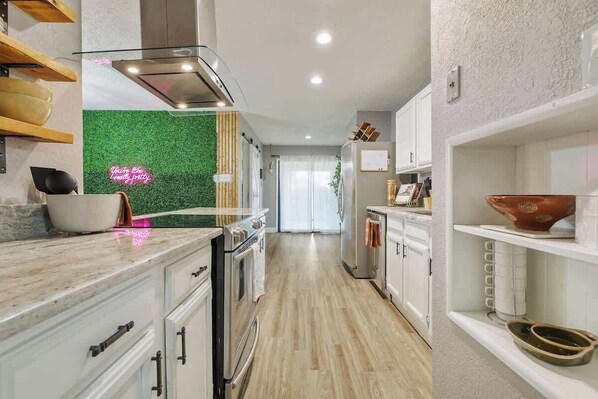 Fridge, microwave, oven, stovetop - THE COZY COLONY GETAWAY-4BD/2BA 2 KING SUITES (The Colony)
