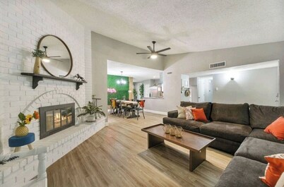 THE COZY COLONY GETAWAY-4BD/2BA 2 KING SUITES