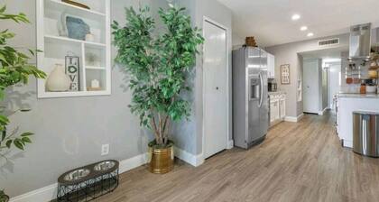 THE COZY COLONY GETAWAY-4BD/2BA 2 KING SUITES