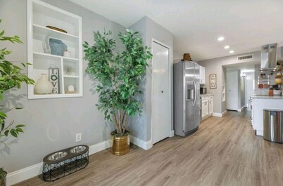 THE COZY COLONY GETAWAY-4BD/2BA 2 KING SUITES