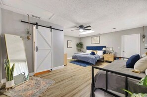 4 bedrooms, desk, free WiFi