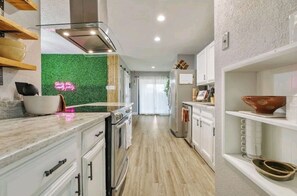 مائدة طعام، منضدة مطبخ