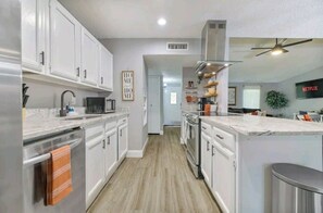 مائدة طعام، منضدة مطبخ