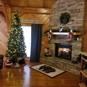 Interior - Romans 15:13-WEARSVALLEY~10 mil heart Pig Forge, Hotub, gas grill-NO EXTRA FEES  (Wears Valley)