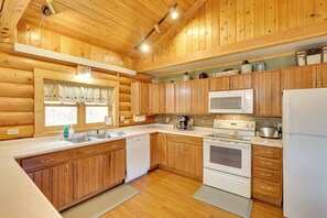 Fridge, microwave, stovetop, dishwasher - Hill City Log Cabin Along Newton Creek! (Hill City)