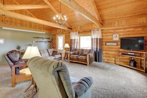 TV, fireplace, DVD player, ping pong - Hill City Log Cabin Along Newton Creek! (Hill City)