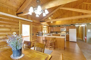 Dining - Hill City Log Cabin Along Newton Creek! (Hill City)