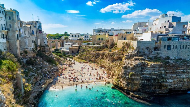 A coastal town with a beach, rocky cliffs, and historic buildings. - [Central Station ★★★★★] Elegant Apartment (BARI)