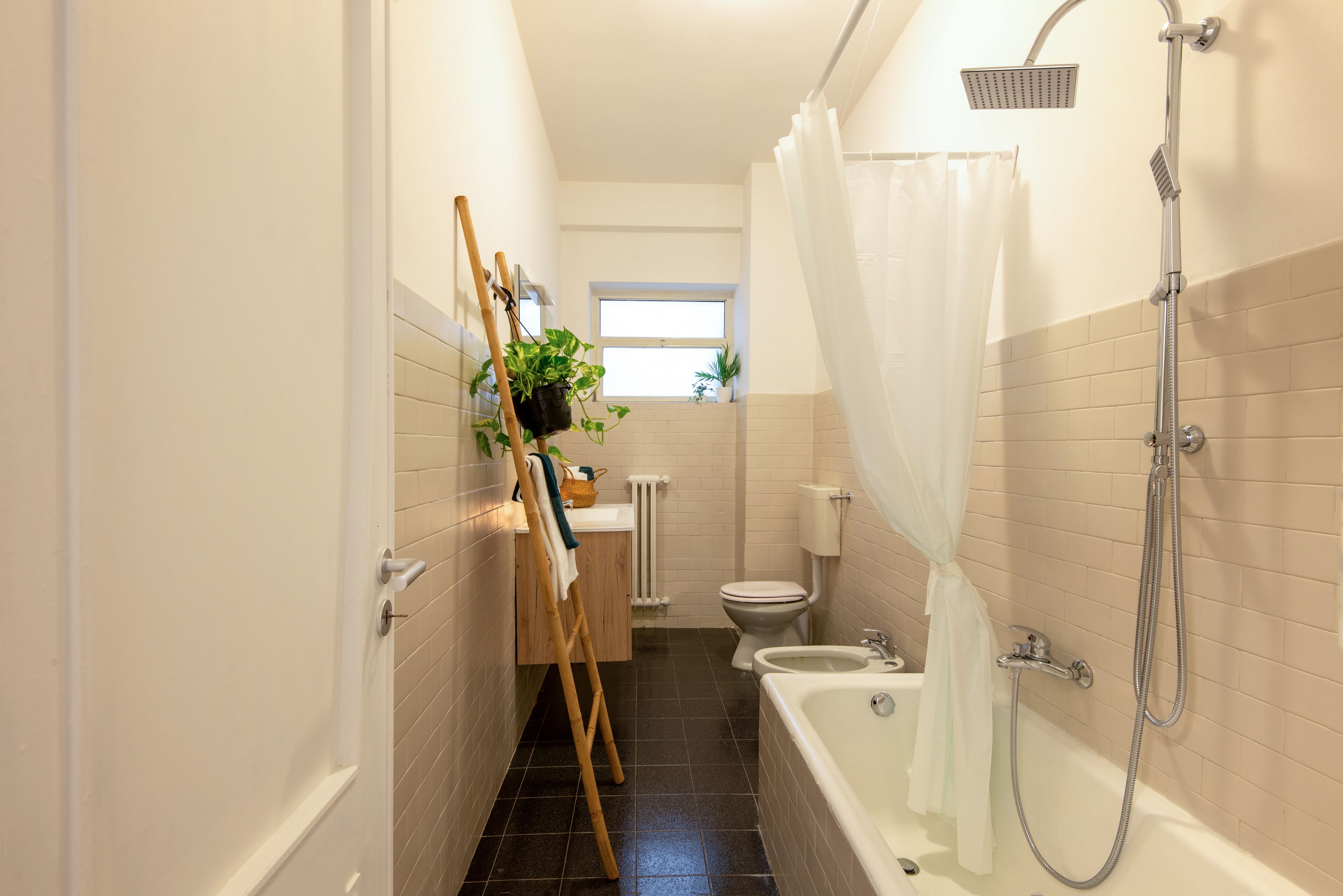 Ensemble douche/baignoire, sèche-cheveux, bidet, savon