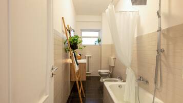 Ensemble douche/baignoire, sĂšche-cheveux, bidet, savon