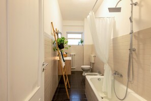 Ensemble douche/baignoire, sèche-cheveux, bidet, savon