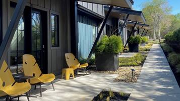 Trailside Wedge Cottage | Terrace/patio