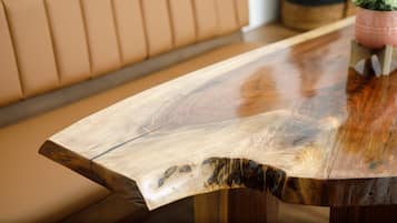 Una mesa de madera con acabado natural sobre un suelo de madera.