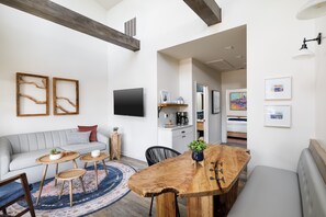 Cottage Premium | Khu phòng khách | Smart TV 