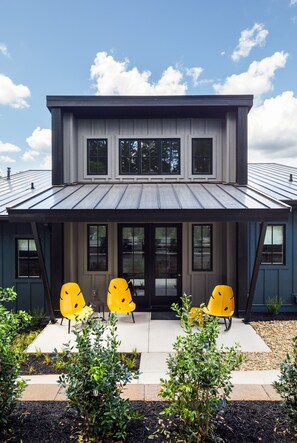 Trailside Wedge Cottage | Terrace/patio