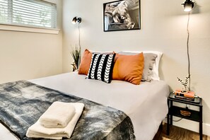 2 室のベッドルーム、デスク、アイロン / アイロン台、旅行用ベビーベッド