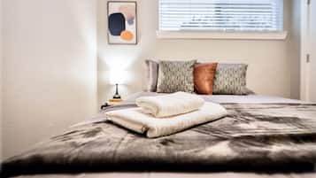 2 habitaciones, escritorio y tabla de planchar con plancha