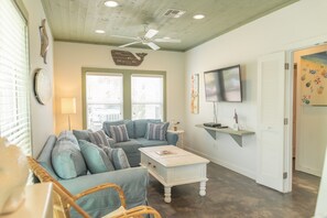 House, Multiple Beds, Patio (Nantucket) | Living room | 40-inch TV with cable channels