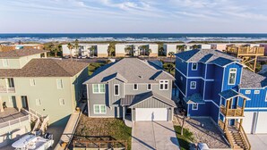 Zona residencial costeira com casas com varandas e vista para o oceano.