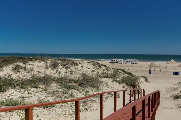 Condo (0 Bedroom) | Beach | On the beach