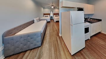 Condo (0 Bedroom) | Front of property