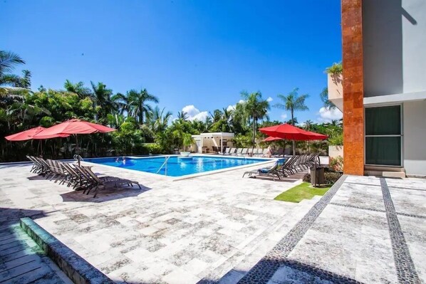 Una piscina al aire libre