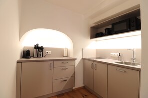 Comfort Triple Room | Individually decorated, individually furnished, free WiFi, bed sheets - Das Fischer Boardinghouse KF (Kaufbeuren)