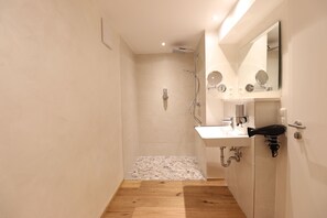 Individually decorated, individually furnished, free WiFi, bed sheets - Das Fischer Boardinghouse KF (Kaufbeuren)