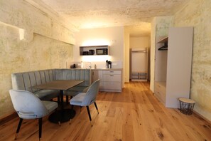 Comfort Triple Room | Individually decorated, individually furnished, free WiFi, bed sheets - Das Fischer Boardinghouse KF (Kaufbeuren)