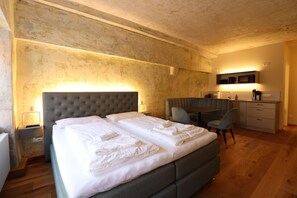 Comfort Triple Room | Dihias secara berasingan, dilengkapkan perabot secara berasingan 