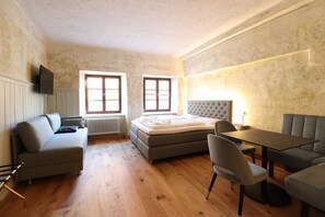 Habitación triple Confort | Decoración personalizada, muebles diferentes y wifi gratis 