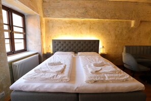 Comfort Triple Room | Individually decorated, individually furnished, free WiFi, bed sheets - Das Fischer Boardinghouse KF (Kaufbeuren)