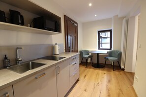 Habitación doble Confort | Decoración personalizada, muebles diferentes y wifi gratis 