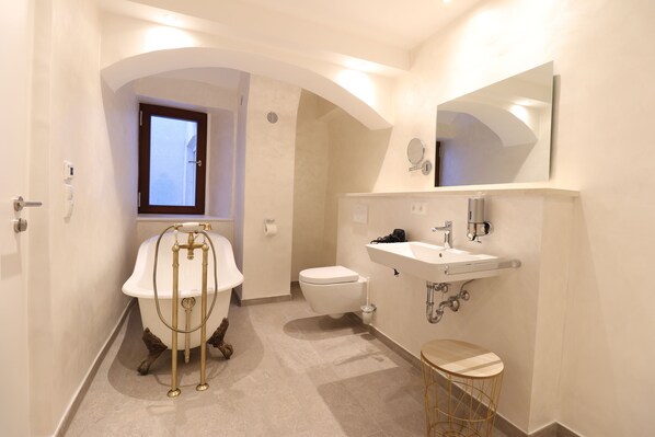 Individually decorated, individually furnished, free WiFi, bed sheets - Das Fischer Boardinghouse KF (Kaufbeuren)