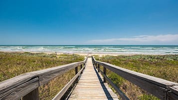 Condo (2 Bedrooms) | Property amenity