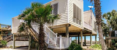 House (3 Bedrooms) | Exterior