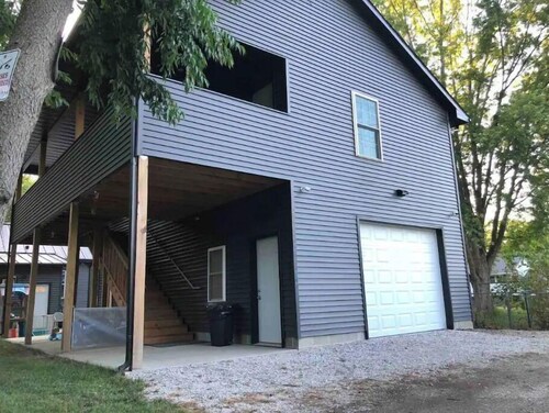 Private studio style detached guest house l