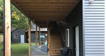 Private studio style detached guest house l