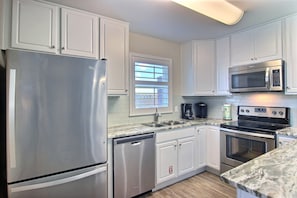 Condo, varias camas, patio (Sea-Esta) | Cocina privada | Refrigerador, microondas, horno y parrilla de estufa