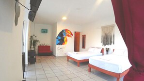 Habitación doble Confort | Decoración personalizada, muebles diferentes, escritorio y wifi gratis 